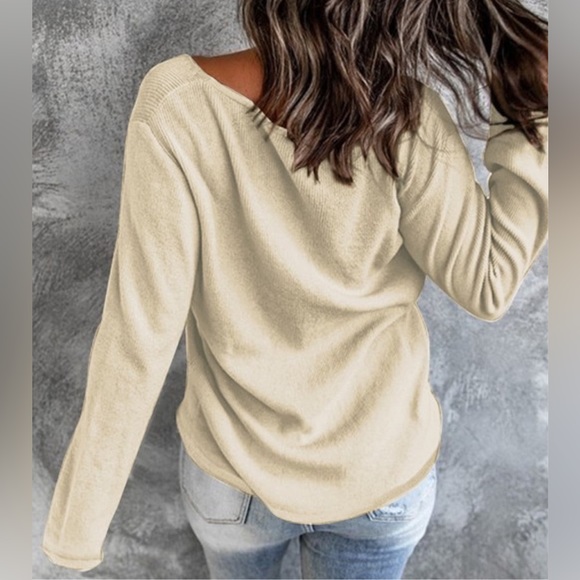 Criss cross neck sweater. - Picture 2 of 8